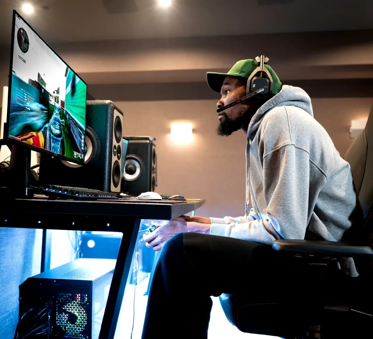 开云网页版-TL观众热烈欢呼！，杜兰特迎来二十赛季出色发挥观众掌声雷动(杜兰特系列赛)