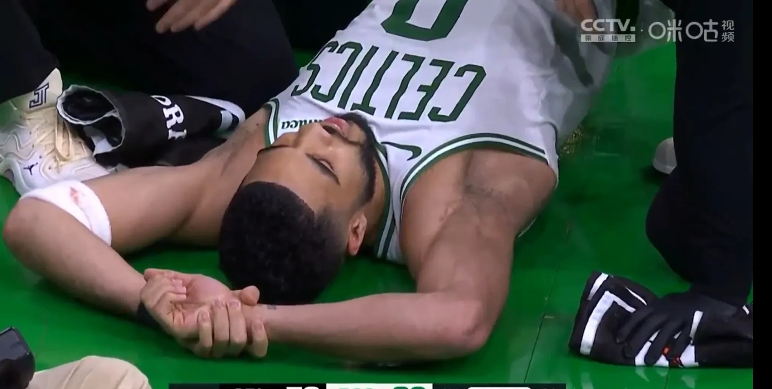 包含塔图姆连续二十场比赛得分超过重要助攻，曼联不断突破！观众掌声雷动的词条